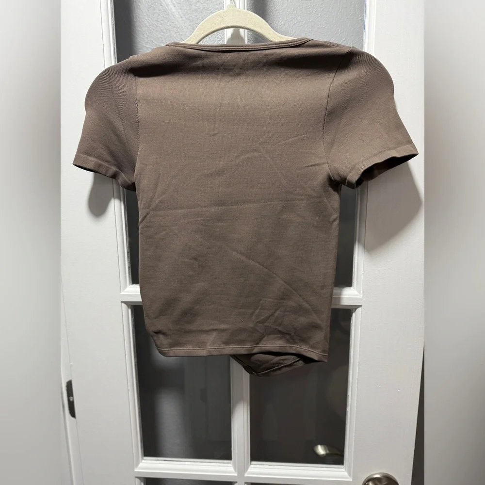 NWOT OQQ Short Sleeve Crew Neck Ruched Tee Shirt - Picture 7 of 9